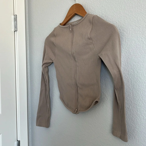 PrettyLittleThing Taupe Long Sleeve Zip Up Top - Picture 6 of 8